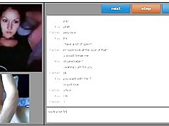 Милая леди, показывая грудь и глубоко сосать палец