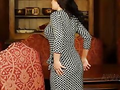 Красота выполняет сексуальный стриптиз