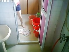 Зрелые, принимая душ