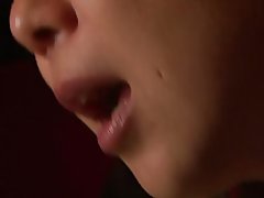 Две девушки и парень трахаются в то время как другие смотреть